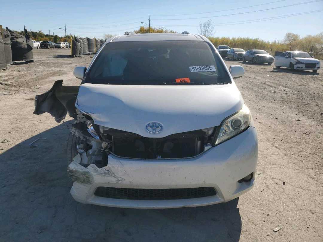 Car Image 2017 TOYOTA SIENNA