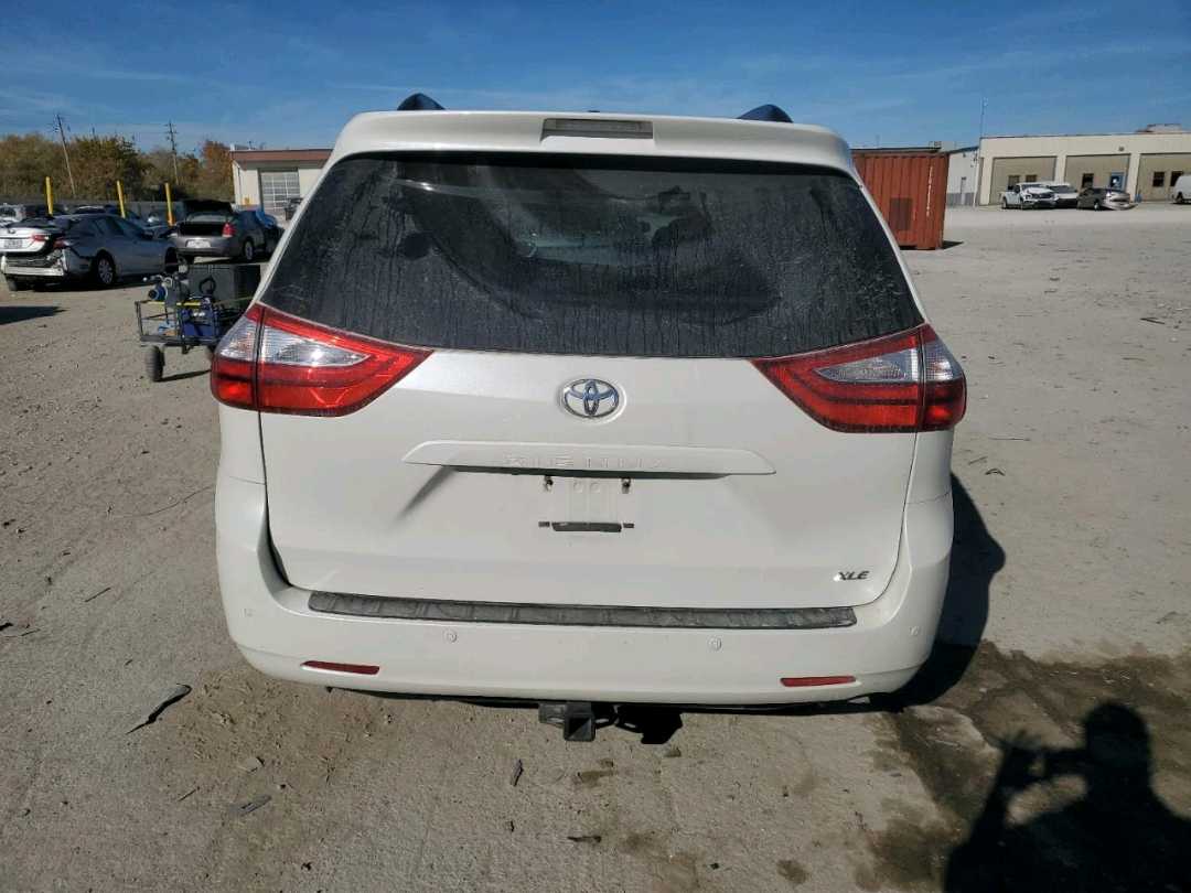 Car Image 2017 TOYOTA SIENNA