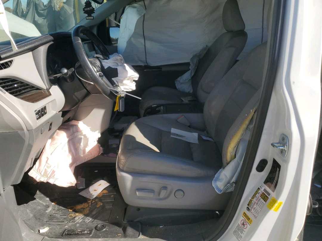 Car Image 2017 TOYOTA SIENNA