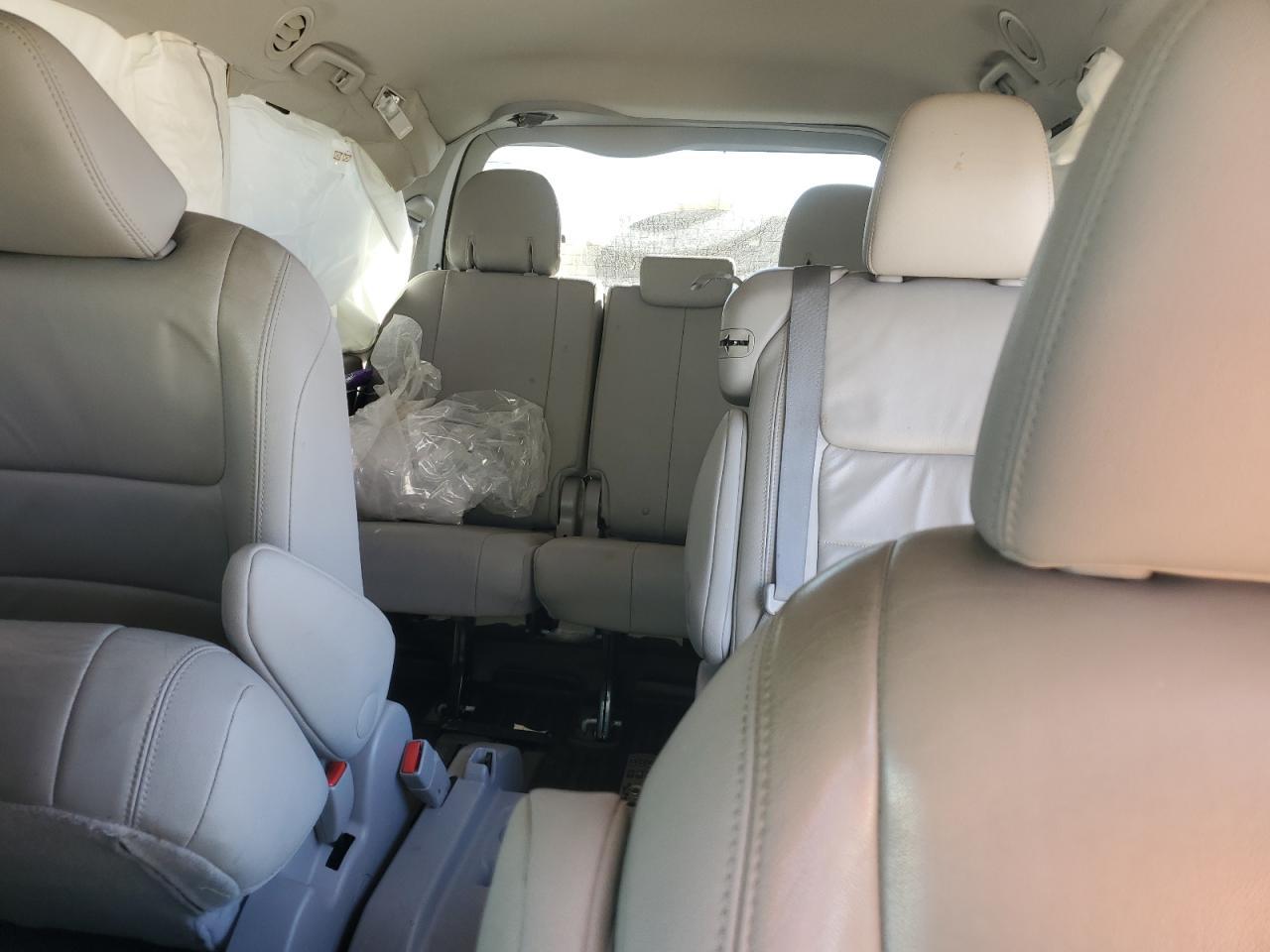 Car Image 2017 TOYOTA SIENNA