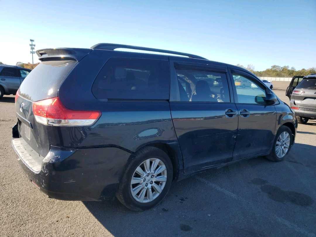 Car Image 2011 TOYOTA SIENNA
