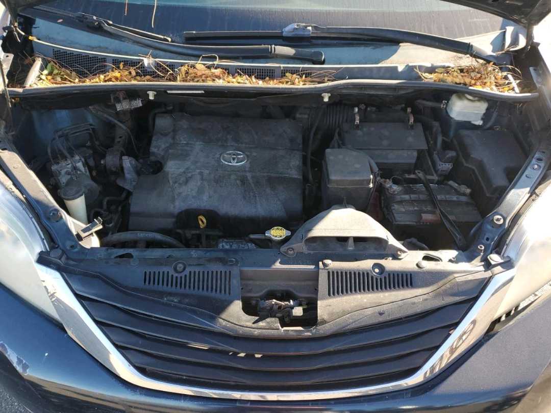 Car Image 2011 TOYOTA SIENNA
