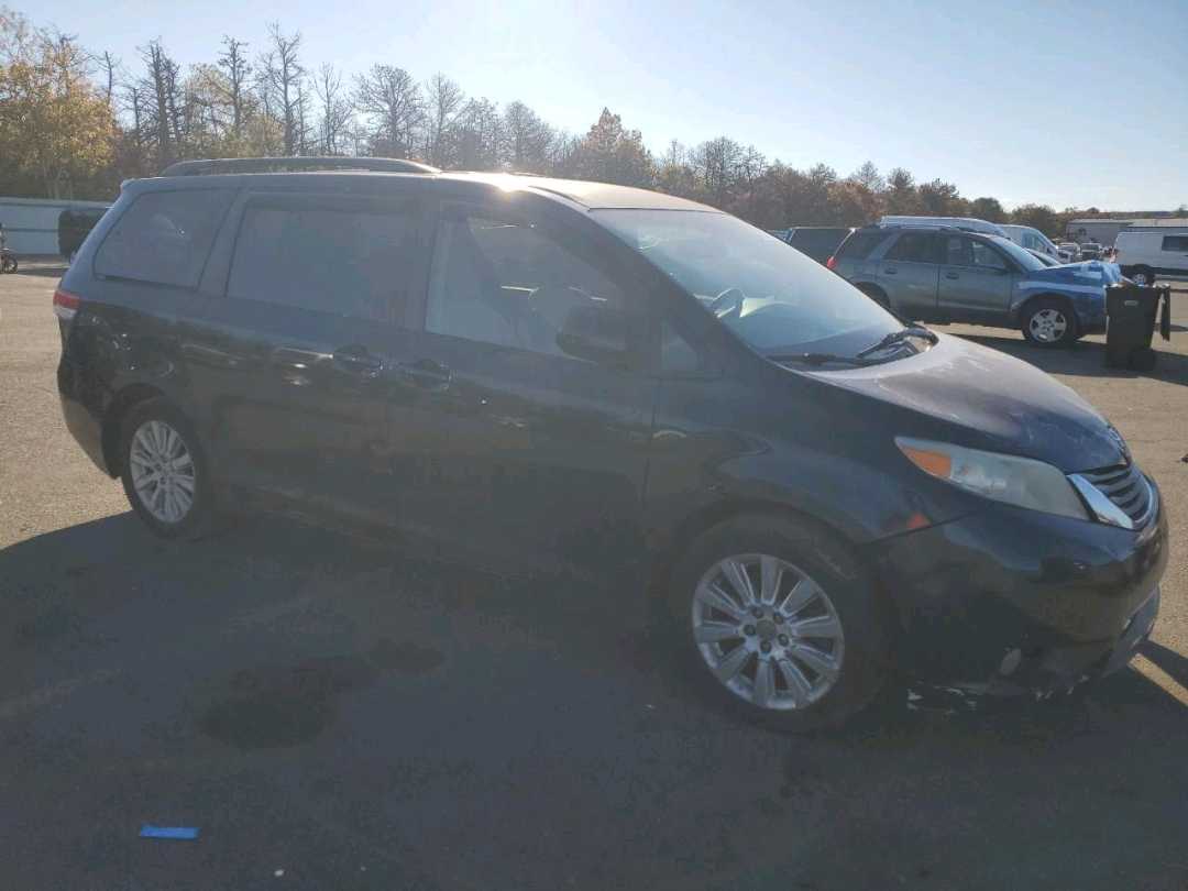 Car Image 2011 TOYOTA SIENNA