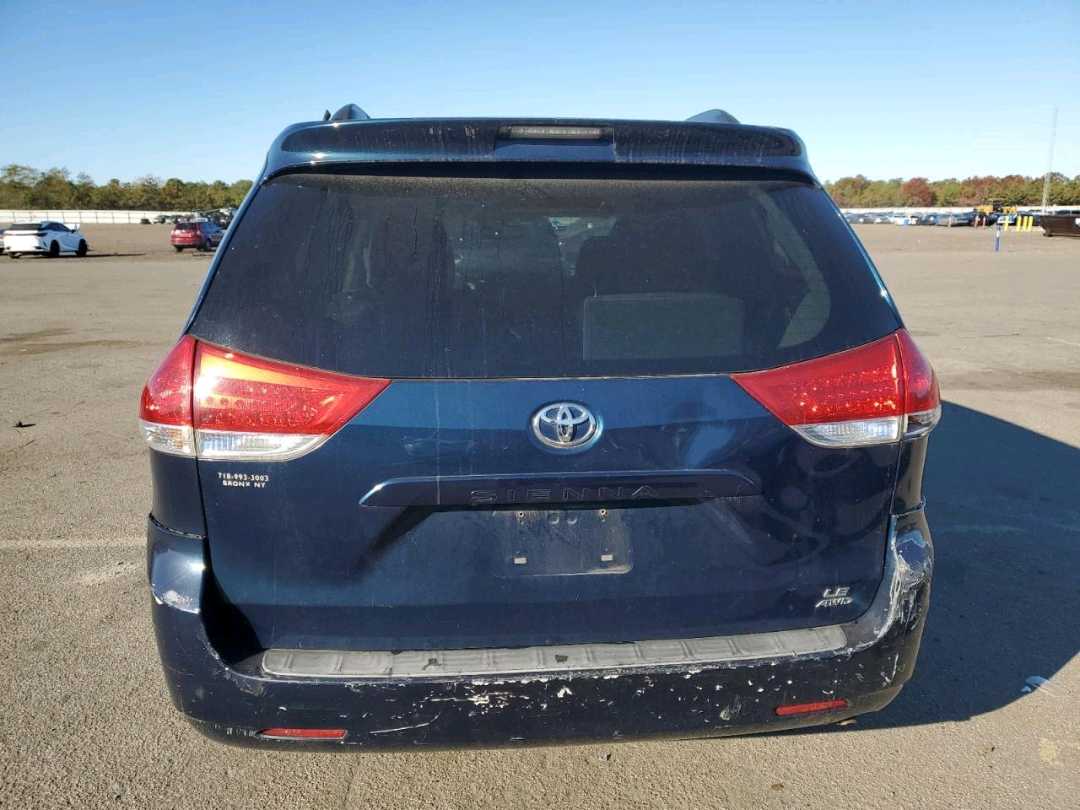 Car Image 2011 TOYOTA SIENNA