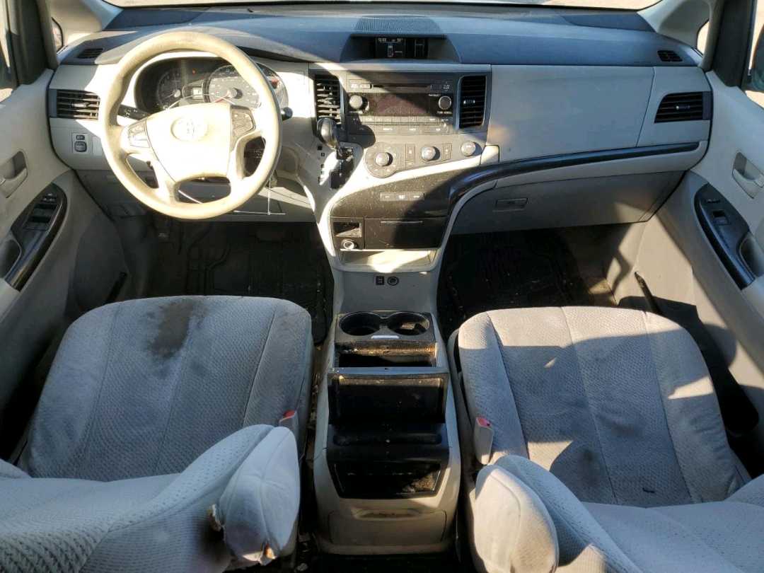 Car Image 2011 TOYOTA SIENNA