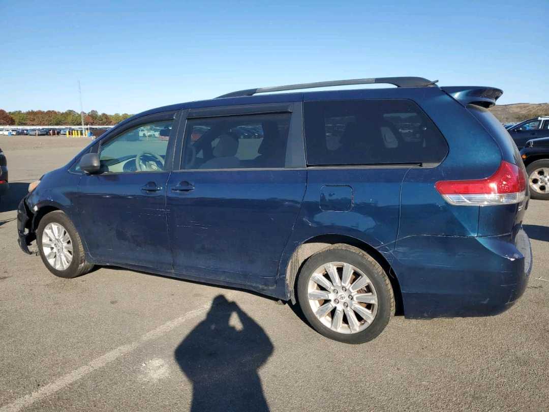 Car Image 2011 TOYOTA SIENNA