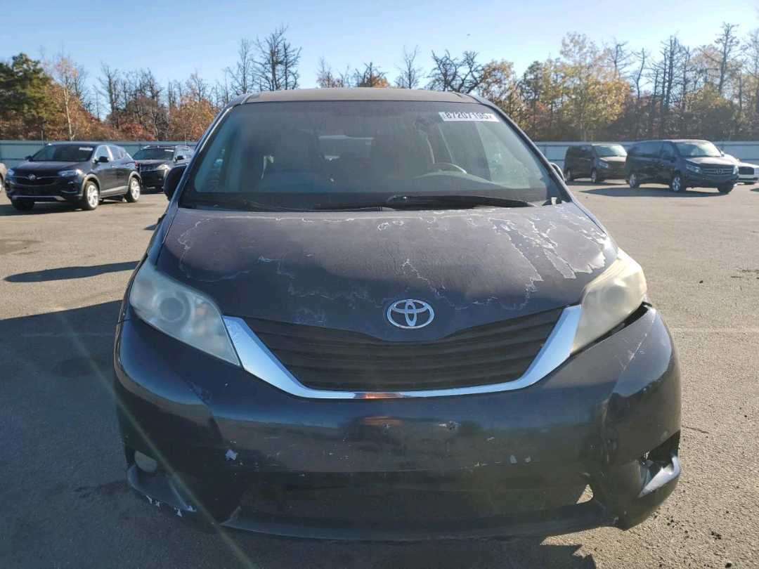 Car Image 2011 TOYOTA SIENNA