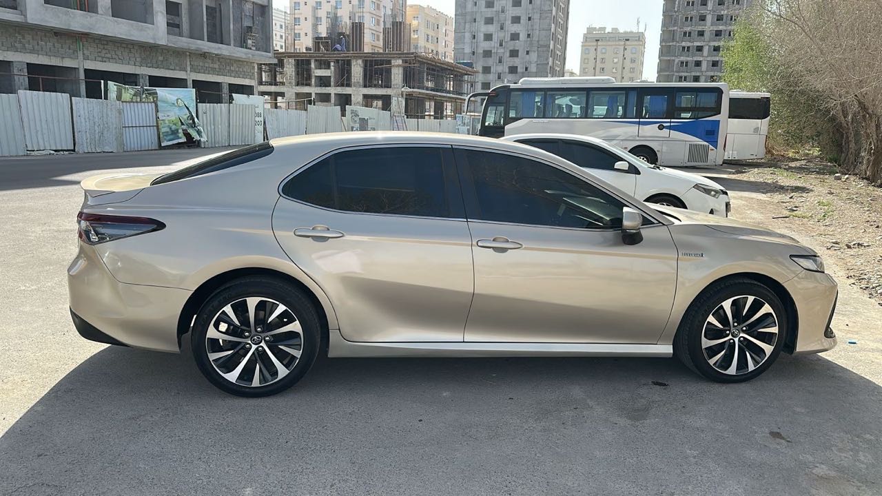 Car Image 2021 TOYOTA CAMRY LE