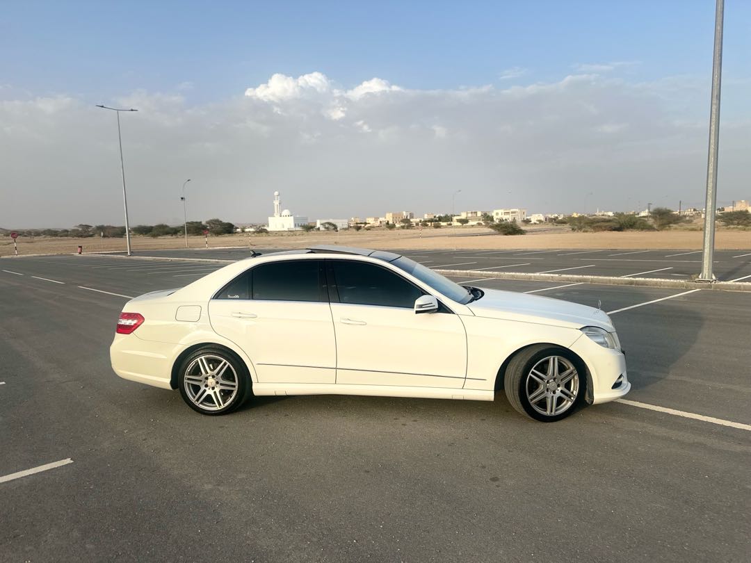 Car Image 2012 MERCEDES E Class 300