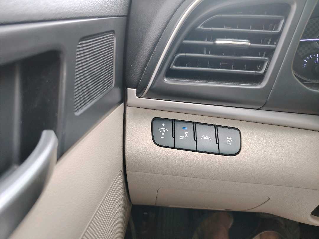 Car Image 2019 HYUNDAI ELANTRA SE