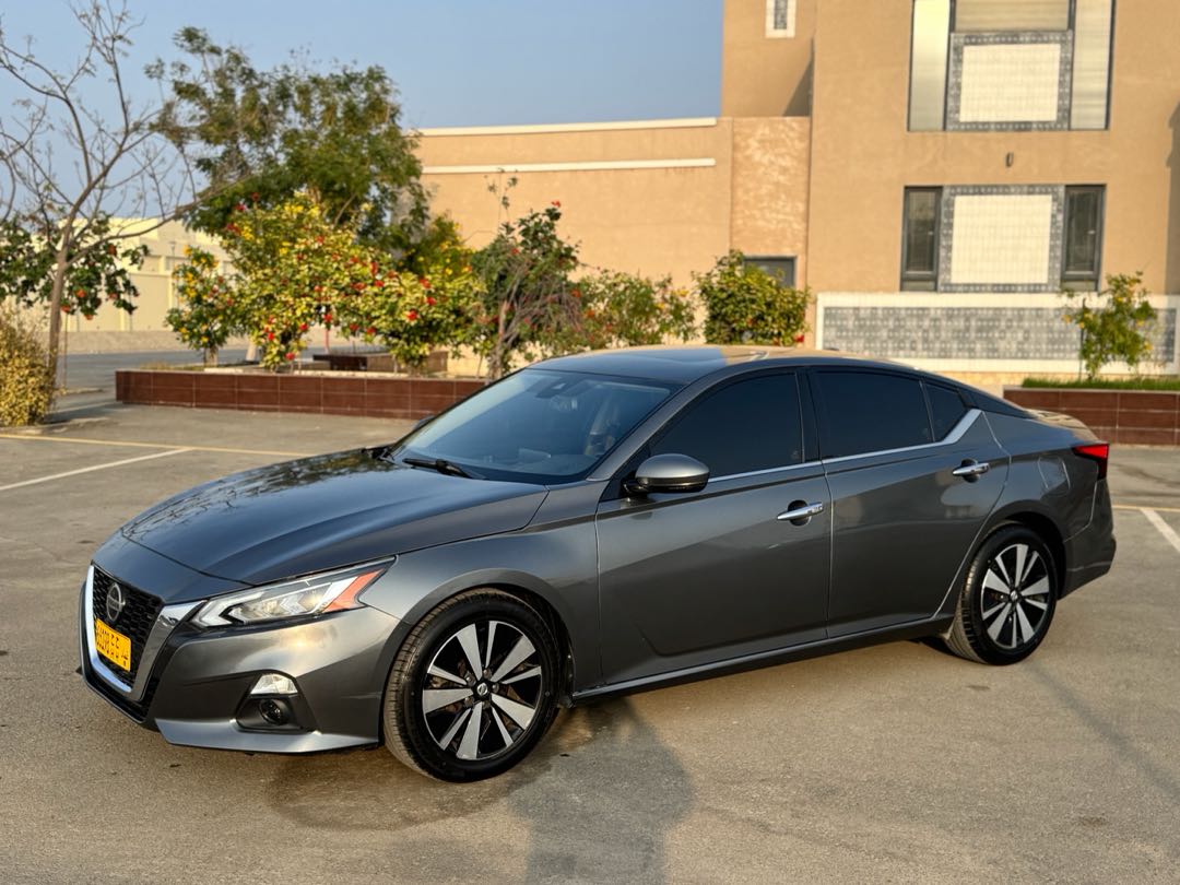 Car Image 2020 NISSAN ALTIMA SR