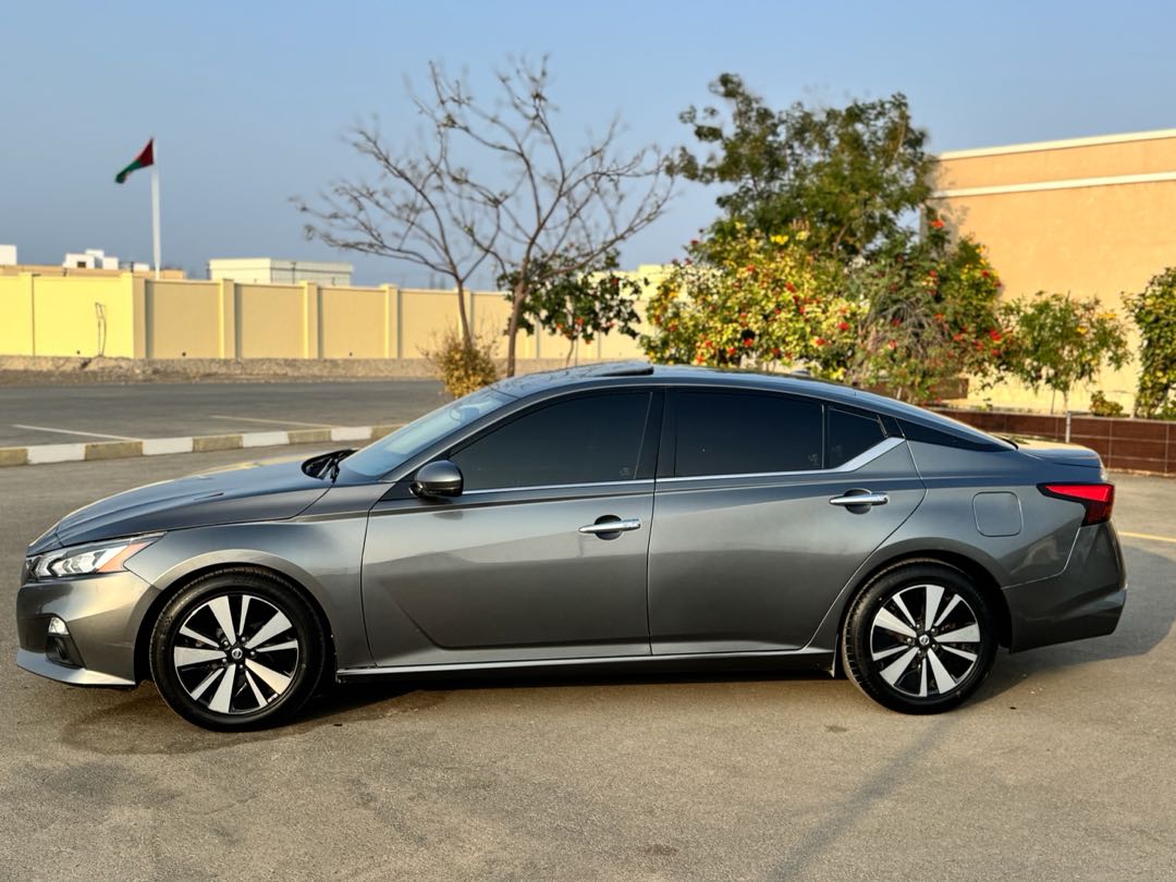 Car Image 2020 NISSAN ALTIMA SR