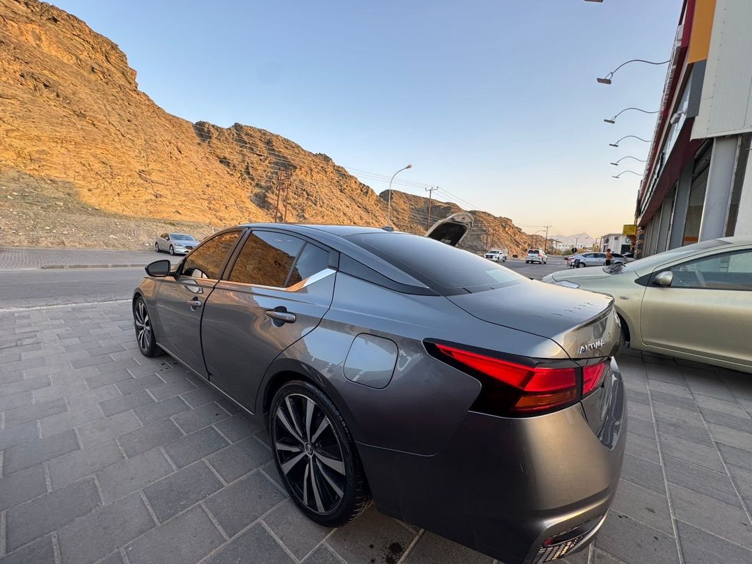 Car Image 2019 NISSAN ALTIMA SR