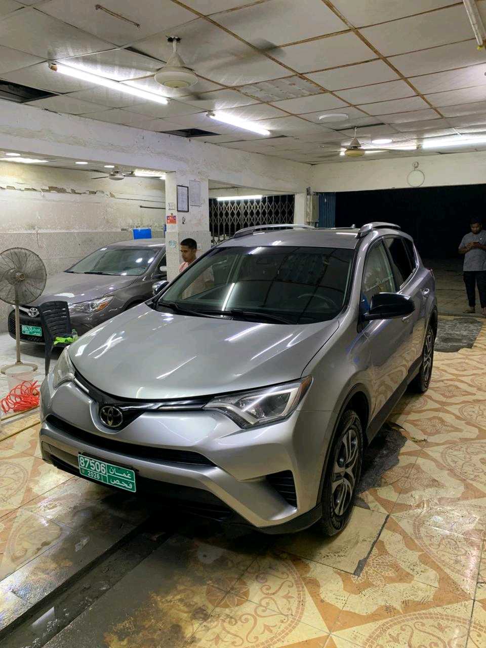 Car Image 2018 TOYOTA RAV4 LE