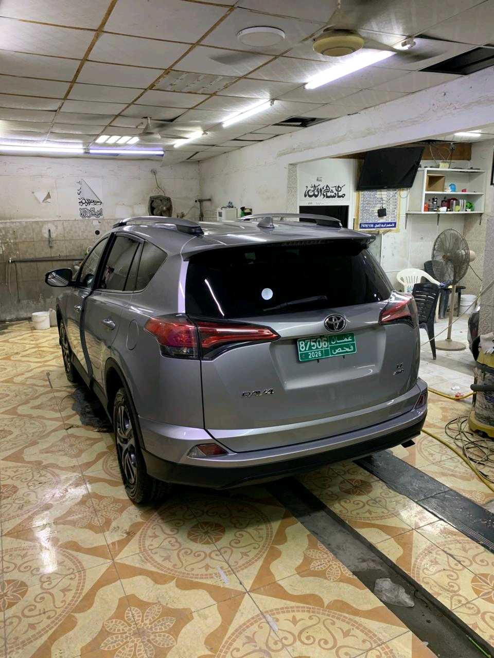 Car Image 2018 TOYOTA RAV4 LE