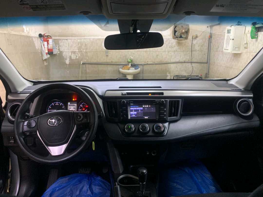 Car Image 2018 TOYOTA RAV4 LE