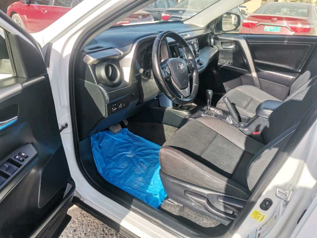 Car Image 2018 TOYOTA RAV4 XLE