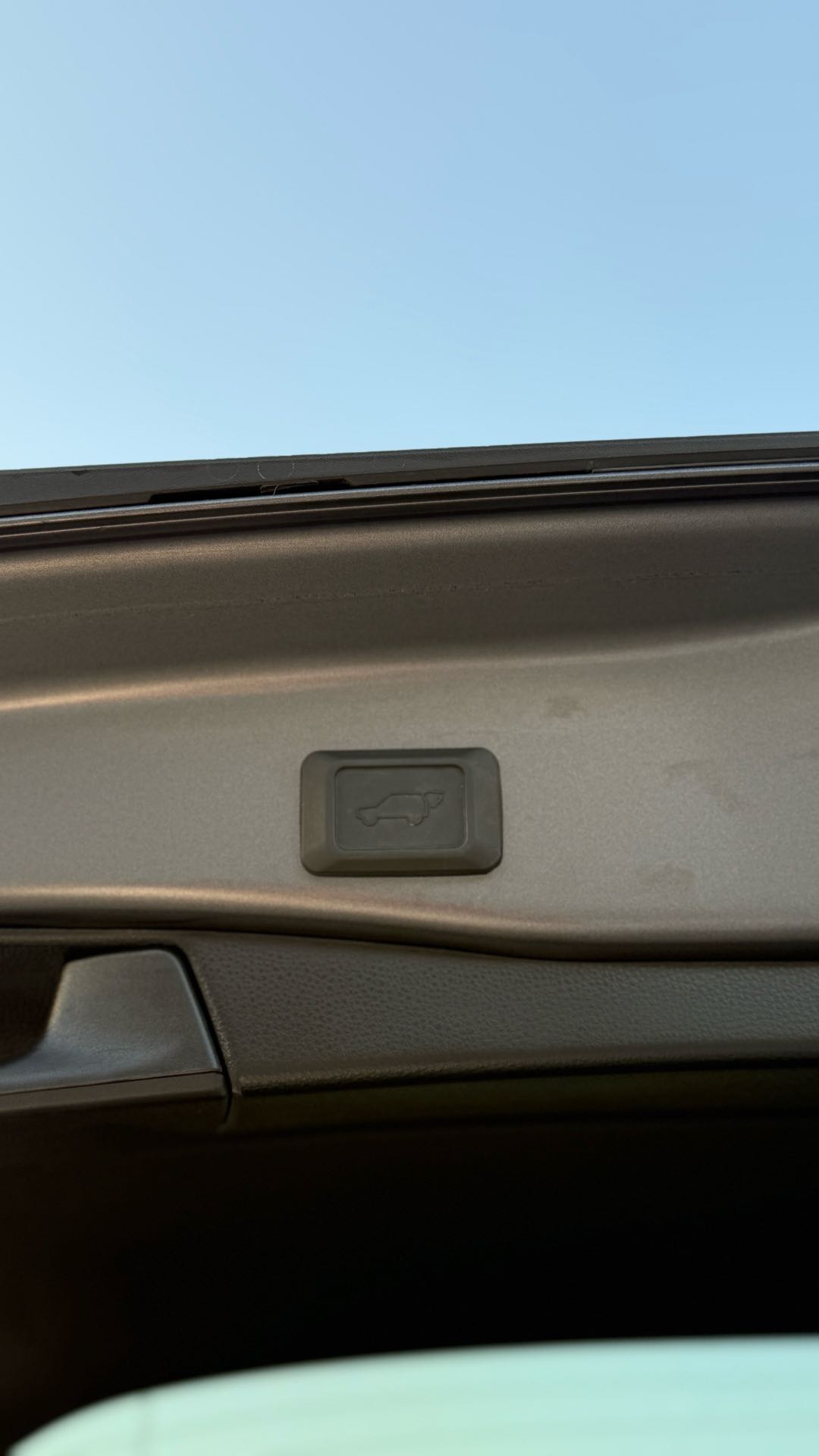 Car Image 2019 TOYOTA RAV4 XLE