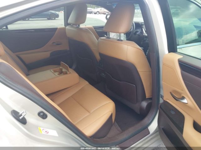 Car Image 2019 LEXUS ES