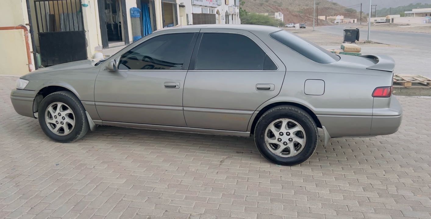 Car Image 1998 TOYOTA CAMRY LE