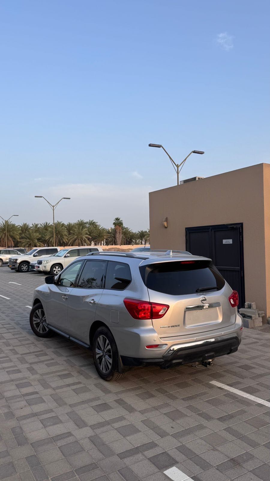 Car Image 2018 NISSAN PATHFINDER LE