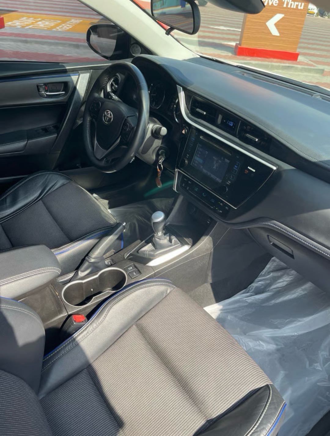 Car Image 2017 TOYOTA COROLLA SE