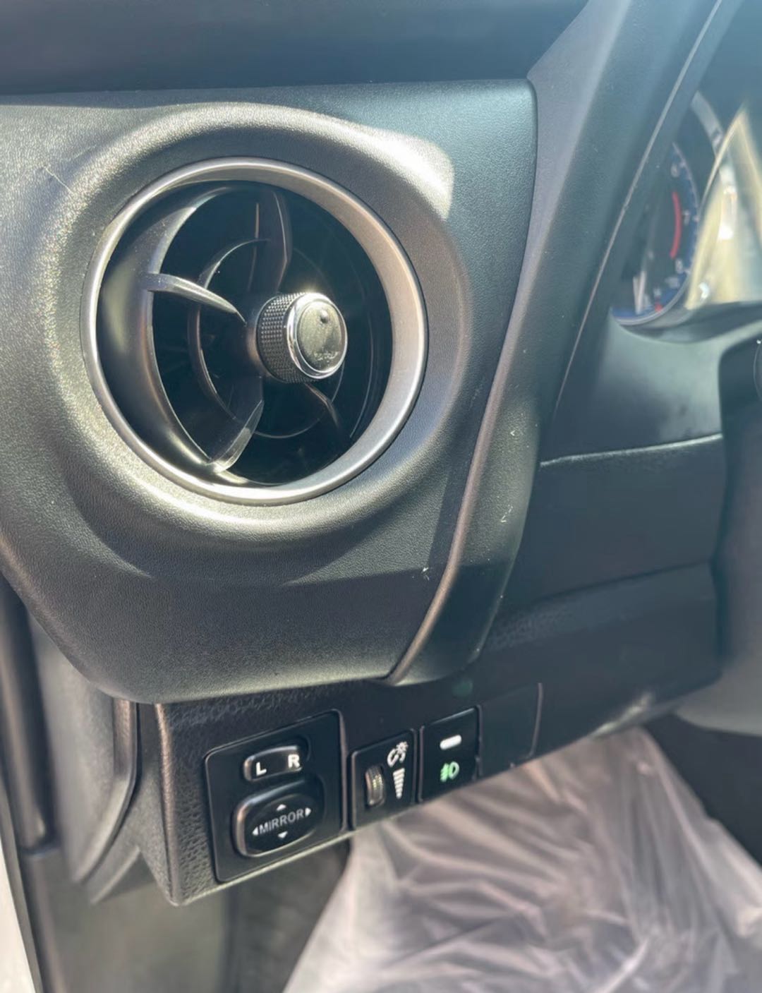 Car Image 2017 TOYOTA COROLLA SE