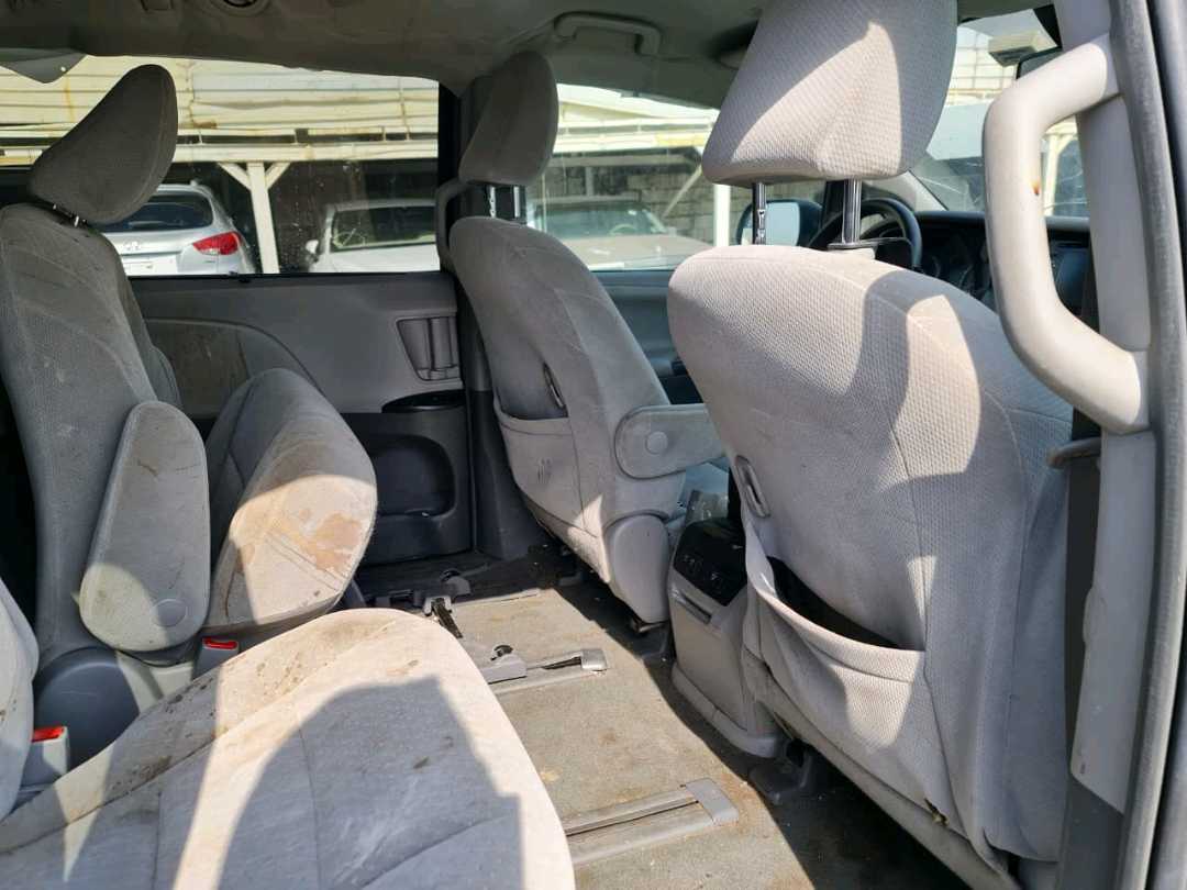 Car Image 2019 TOYOTA SIENNA