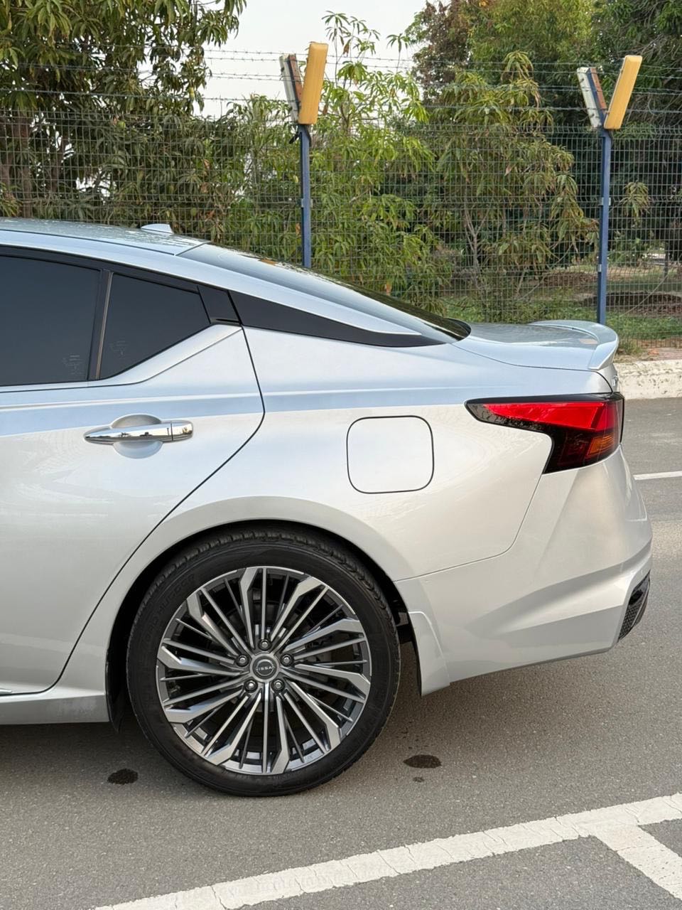 Car Image 2019 NISSAN ALTIMA Platinum 