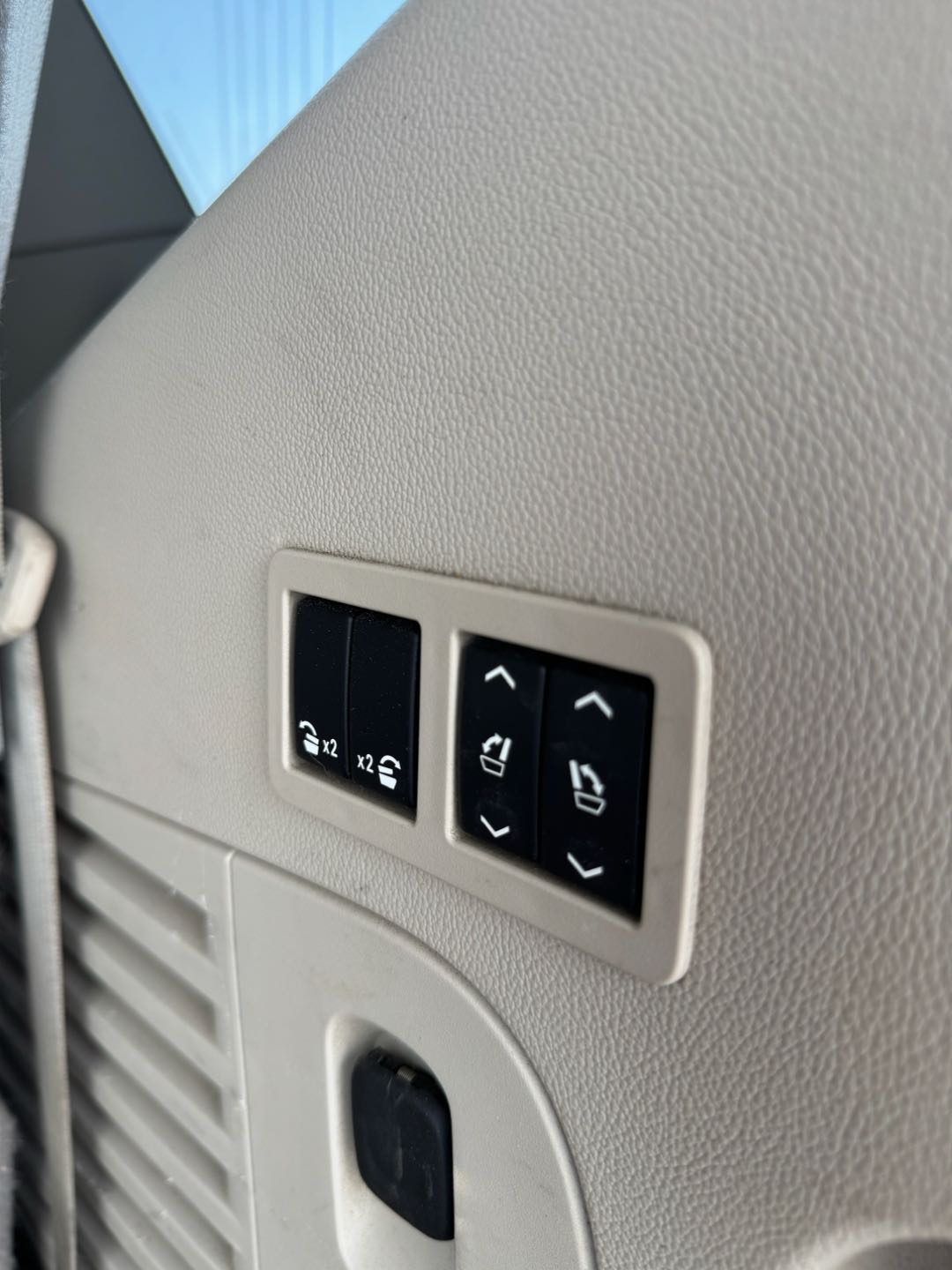 Car Image 2018 CADILLAC ESCALADE 