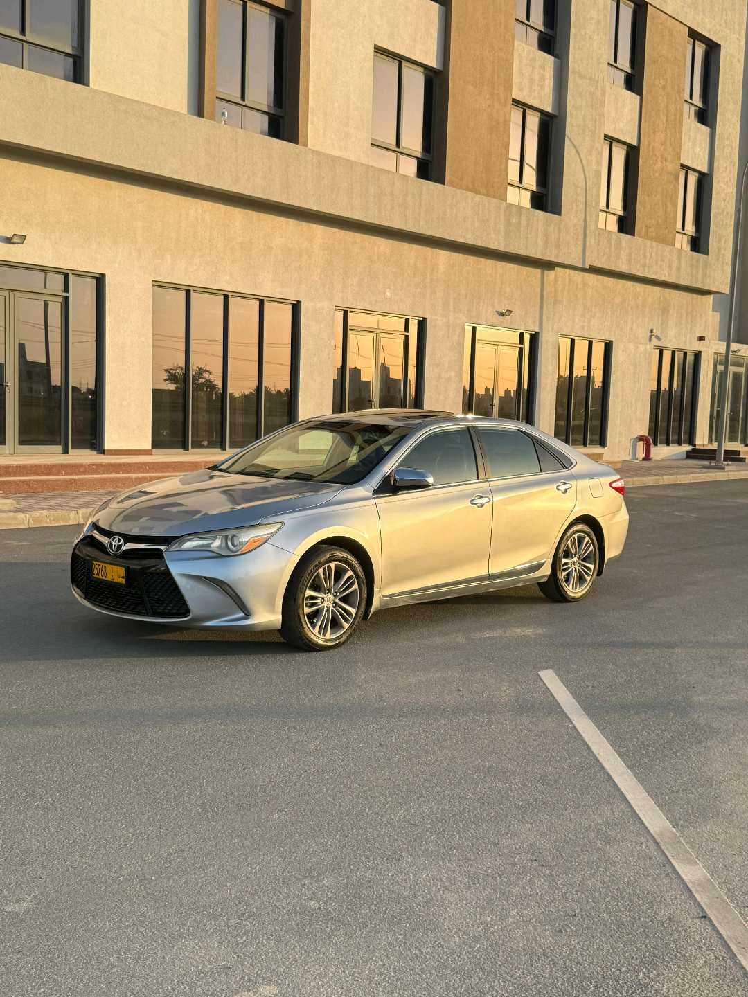 Car Image 2015 TOYOTA CAMRY SE
