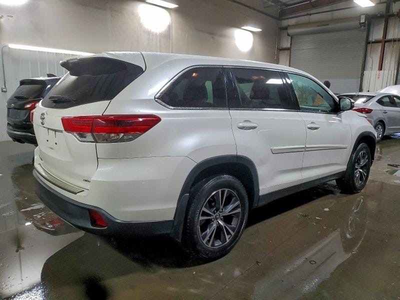 Car Image 2019 TOYOTA HIGHLANDER
