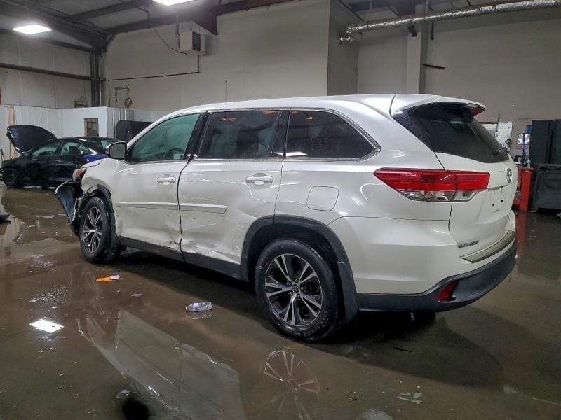 Car Image 2019 TOYOTA HIGHLANDER