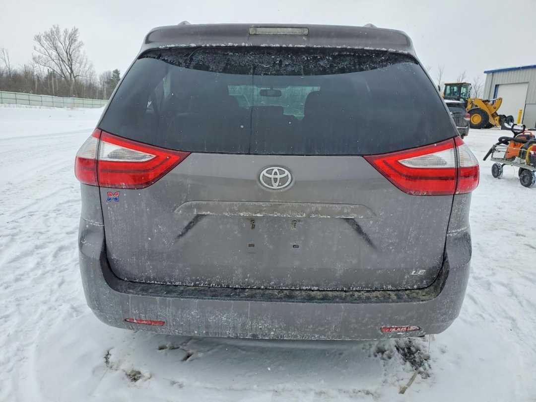 Car Image 2017 TOYOTA SIENNA