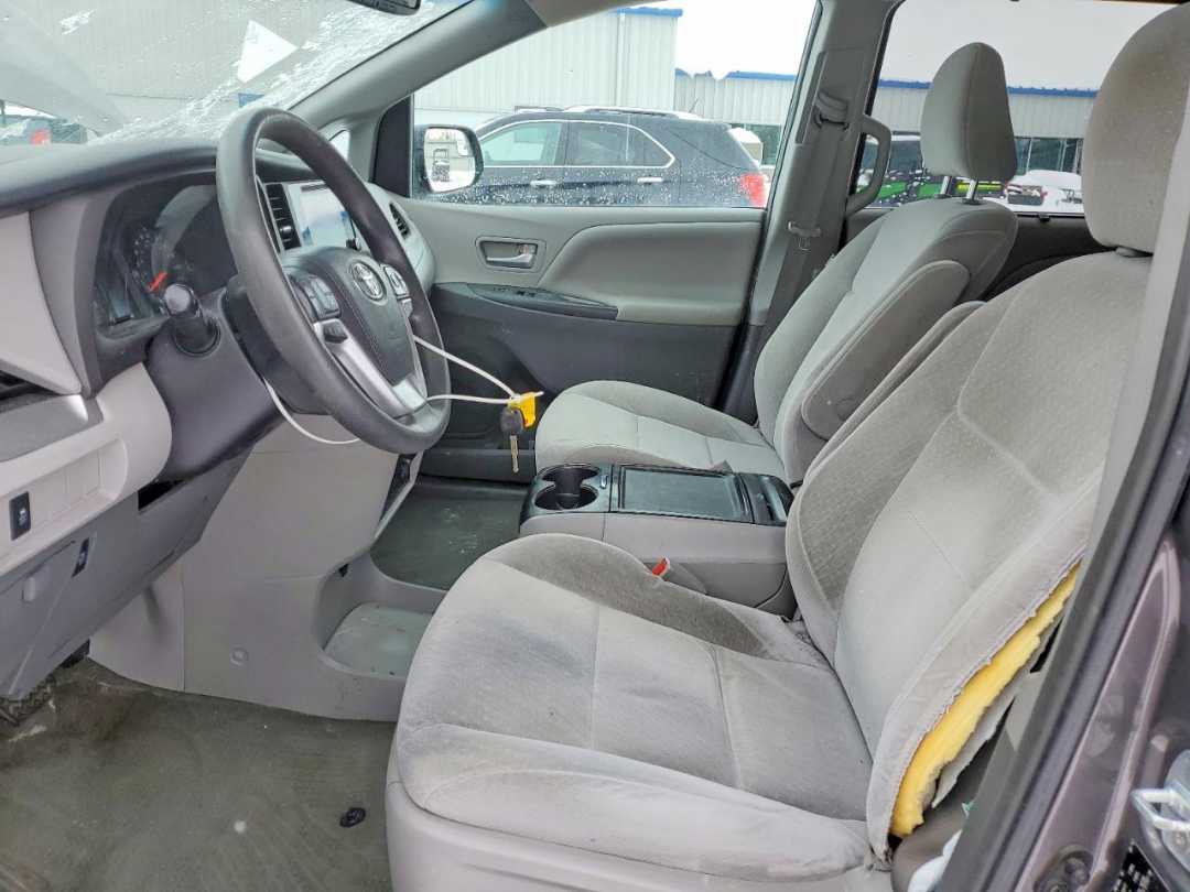Car Image 2017 TOYOTA SIENNA