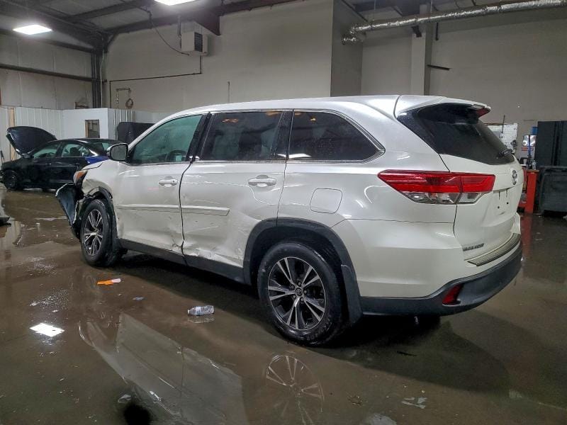 Car Image 2019 TOYOTA HIGHLANDER