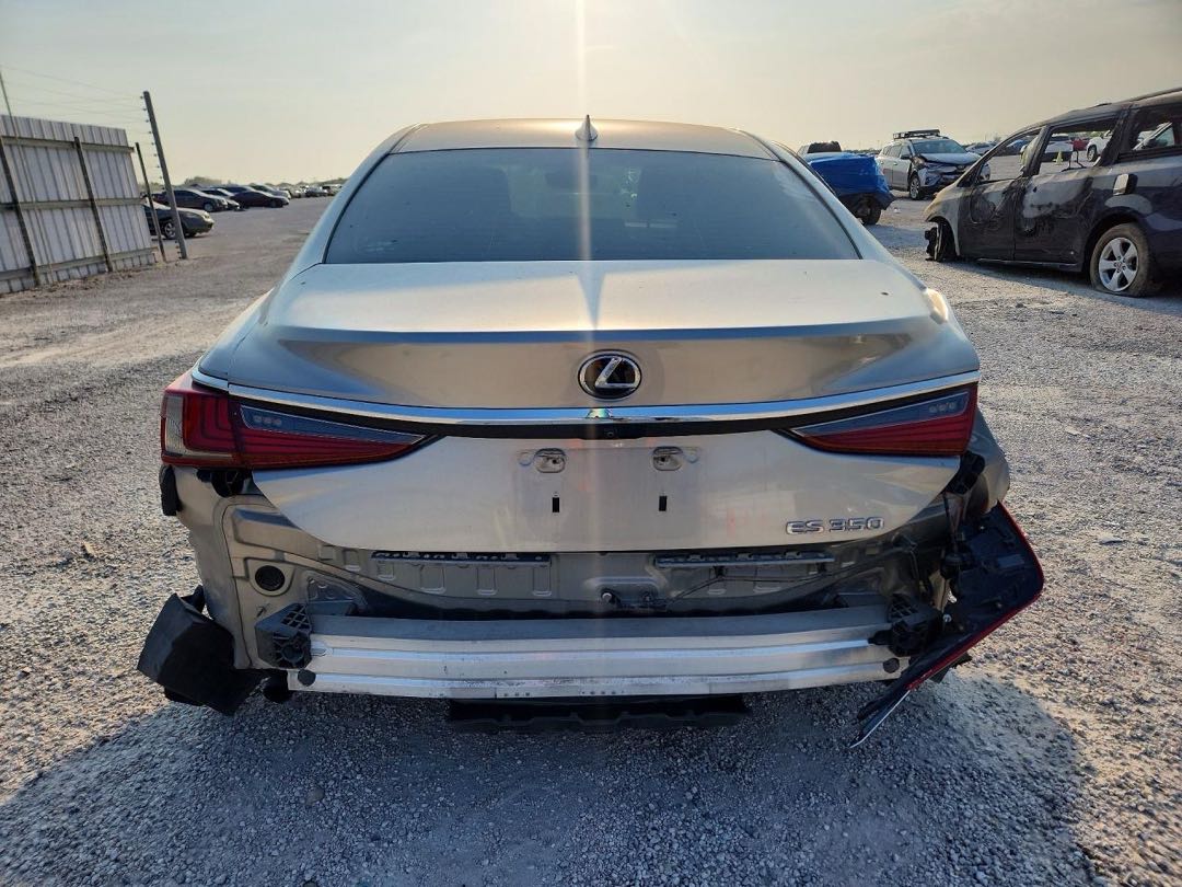 Car Image 2019 LEXUS ES