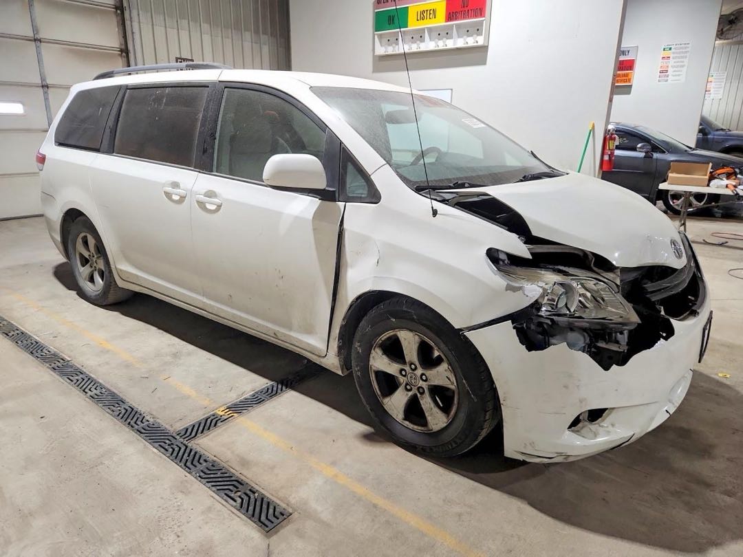 Car Image 2013 TOYOTA SIENNA
