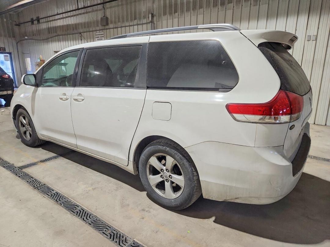 Car Image 2013 TOYOTA SIENNA