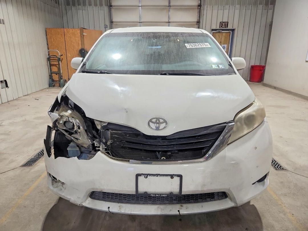 Car Image 2013 TOYOTA SIENNA
