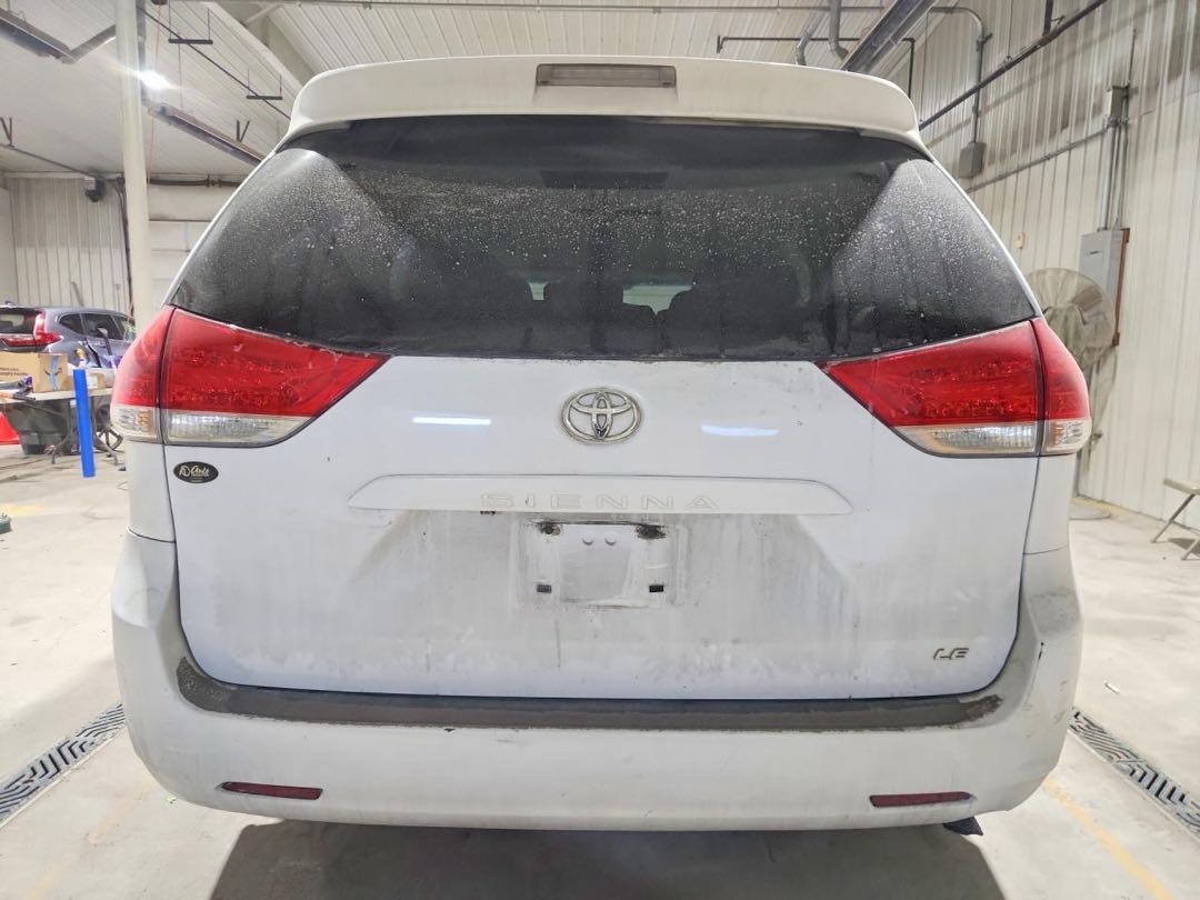 Car Image 2013 TOYOTA SIENNA