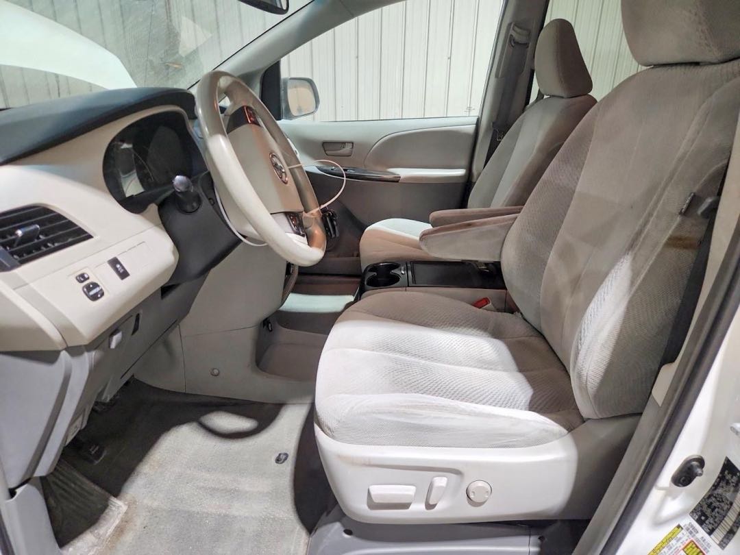 Car Image 2013 TOYOTA SIENNA