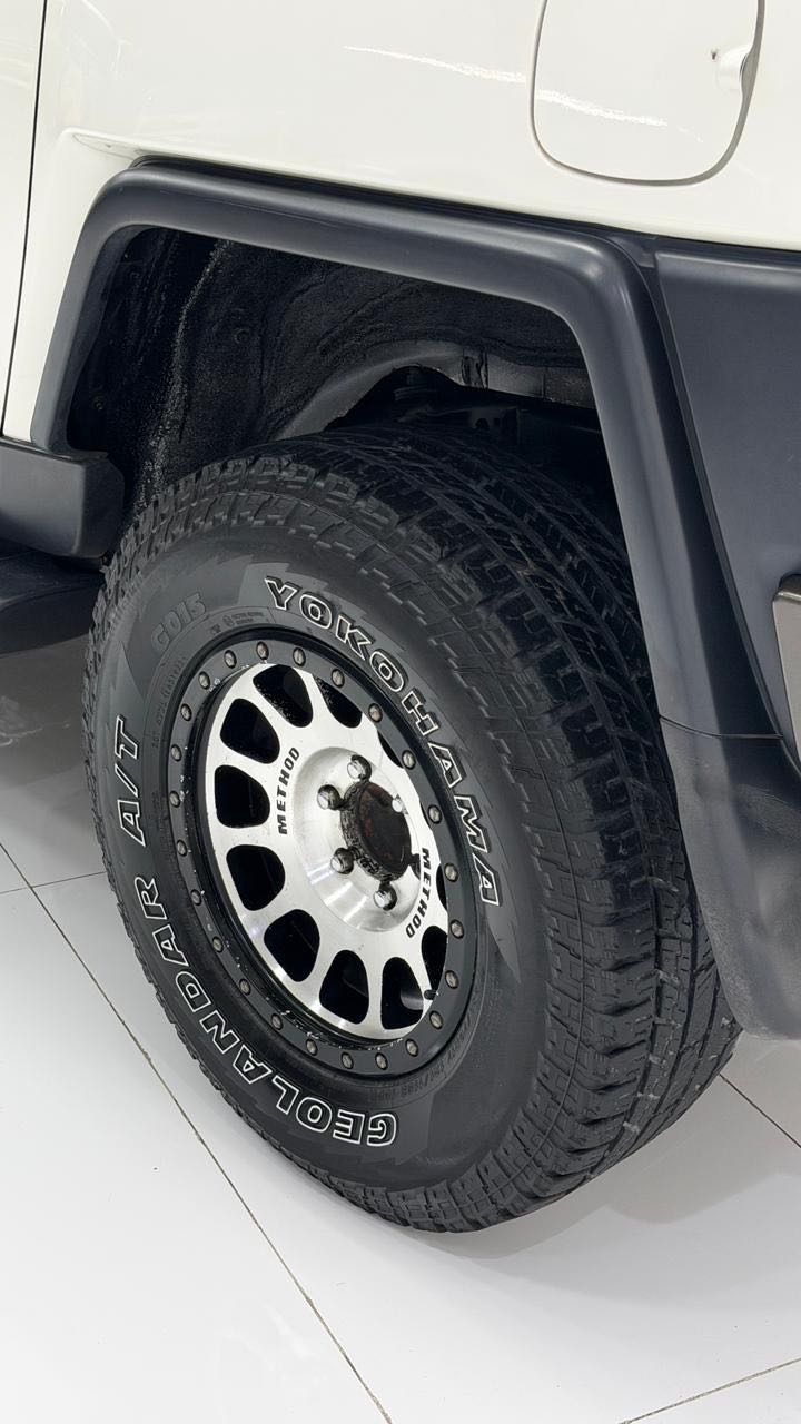 Car Image 2012 TOYOTA FJ CRUISER 