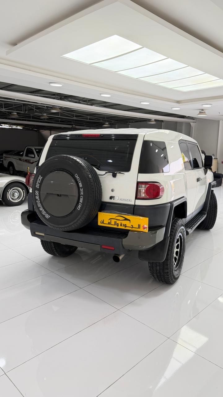 Car Image 2012 TOYOTA FJ CRUISER 