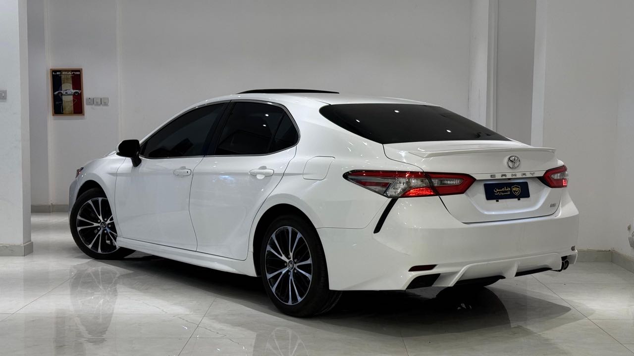 Car Image 2018 TOYOTA CAMRY SE