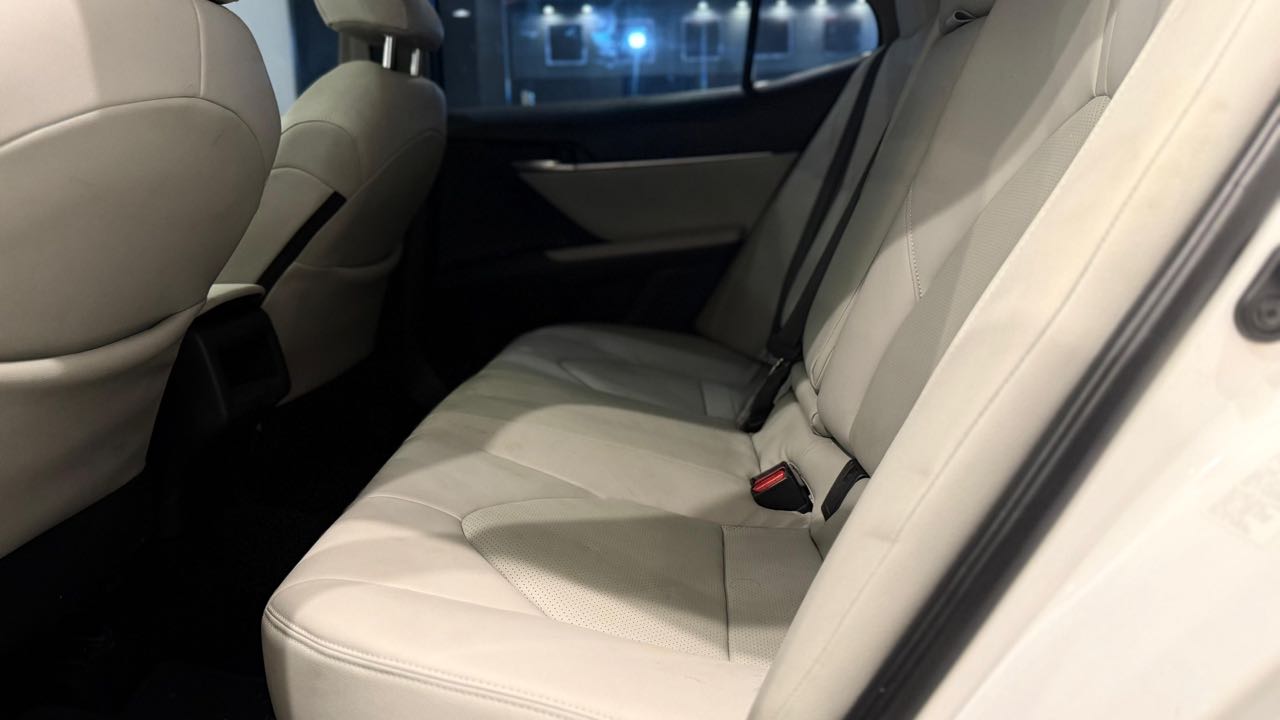 Car Image 2018 TOYOTA CAMRY SE