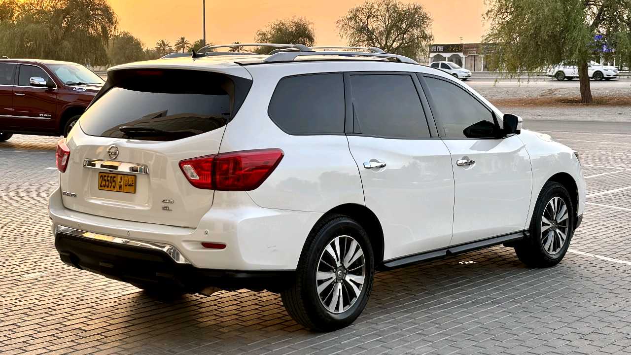 Car Image 2017 NISSAN PATHFINDER SL