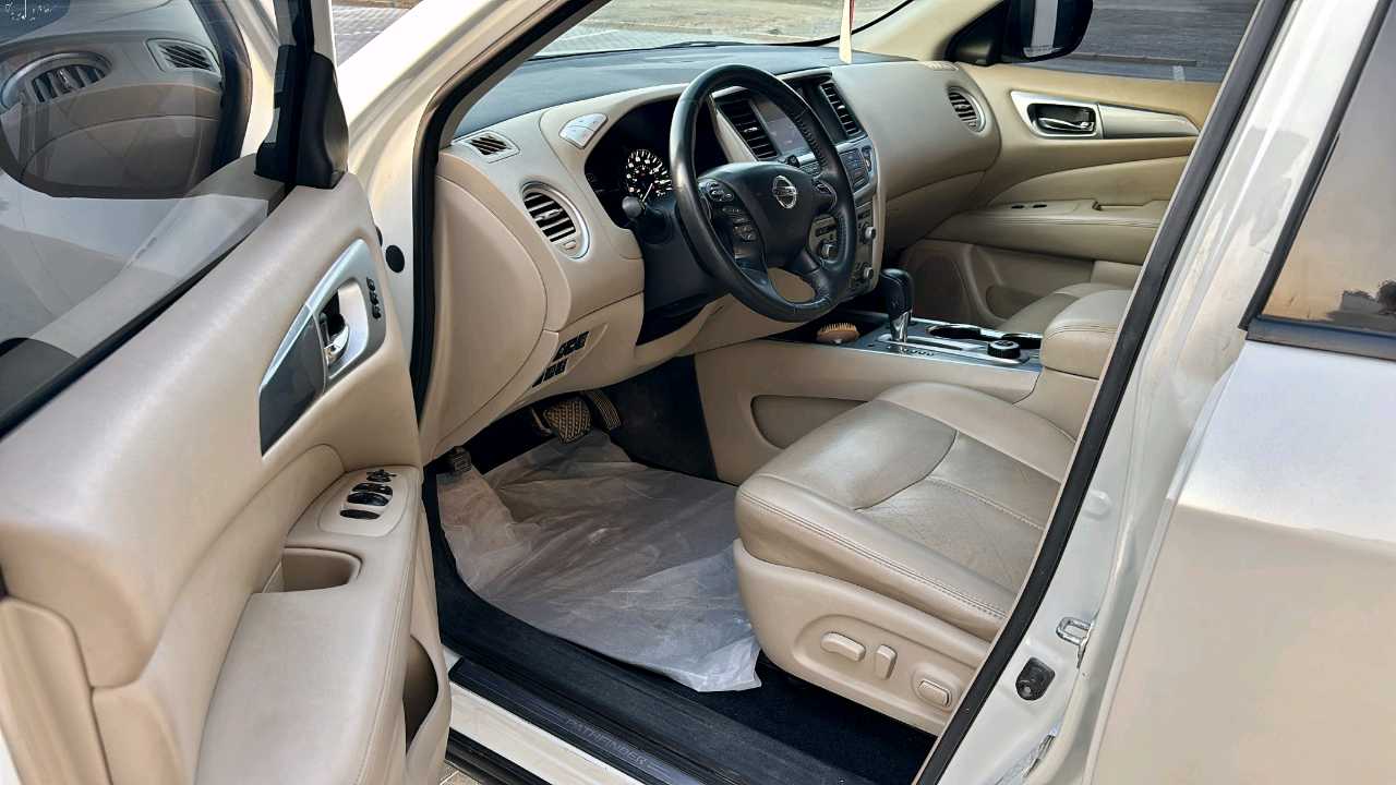 Car Image 2017 NISSAN PATHFINDER SL