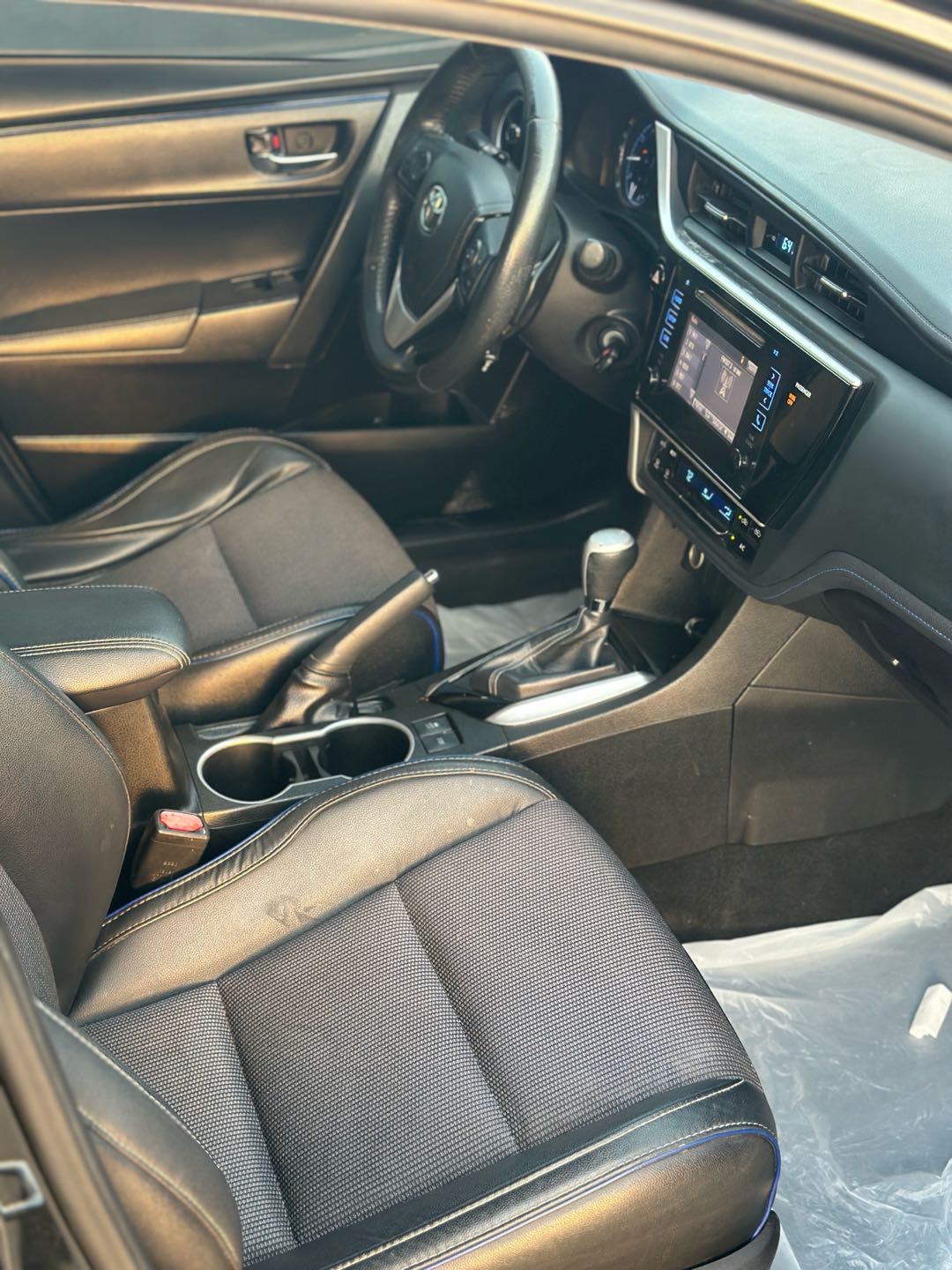 Car Image 2017 TOYOTA COROLLA SE