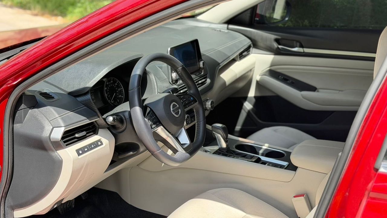 Car Image 2019 NISSAN ALTIMA SV